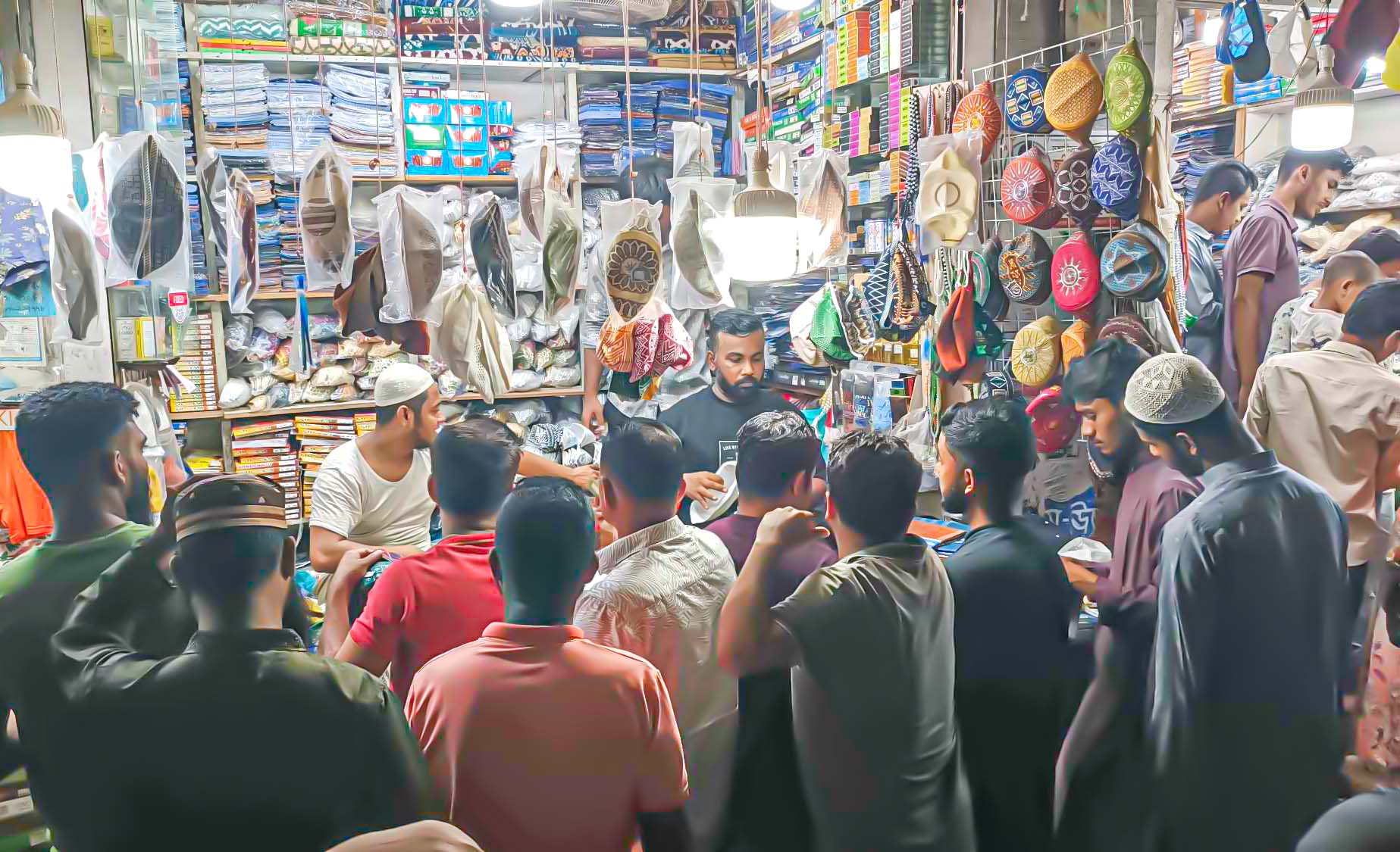 শেষ মুহূর্তের কুমিল্লার ভিড় টুপি দোকানে 