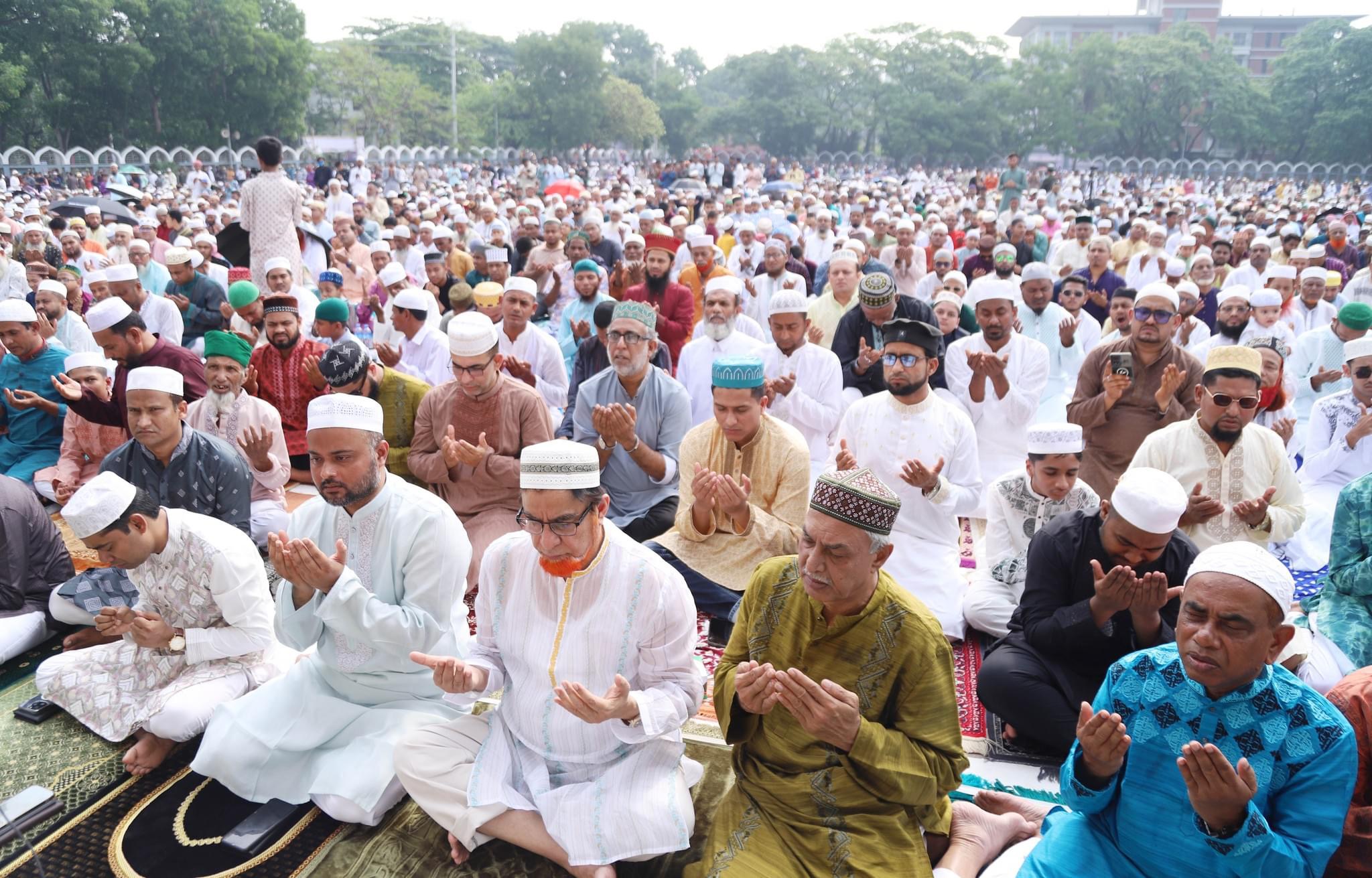 কুমিল্লা ঈদ জামাতে মুসলিম উম্মাহর শান্তি কামনা 