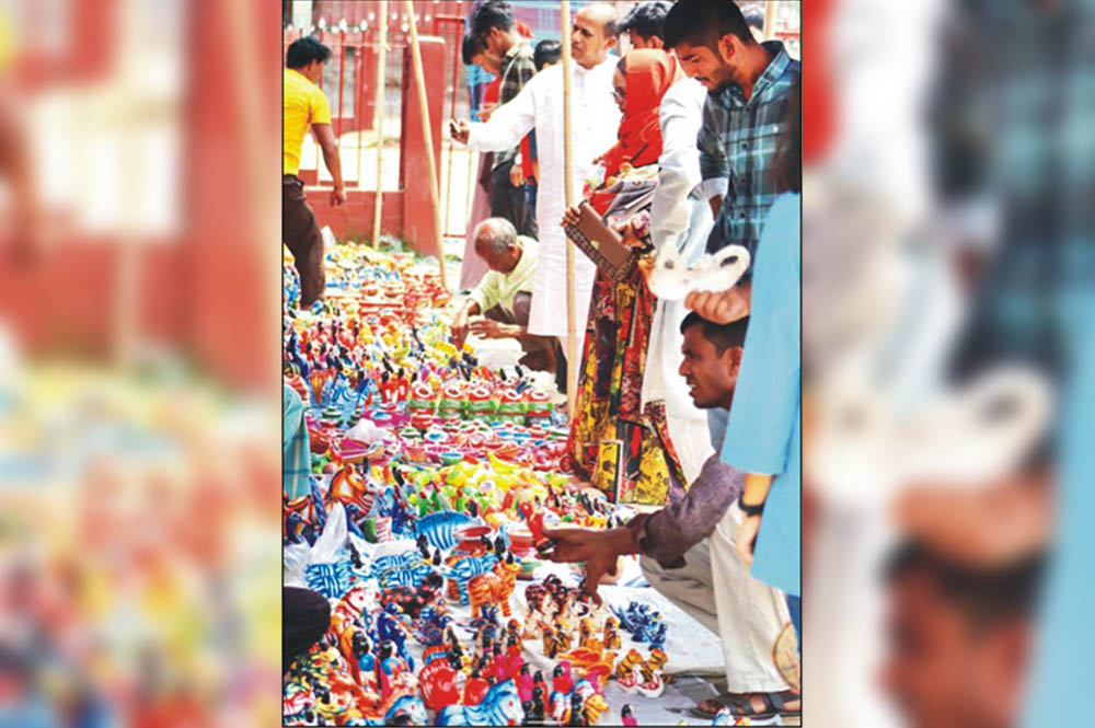 মেলায় মিষ্টি-পুতুল বেঁচে সংসার চলে না