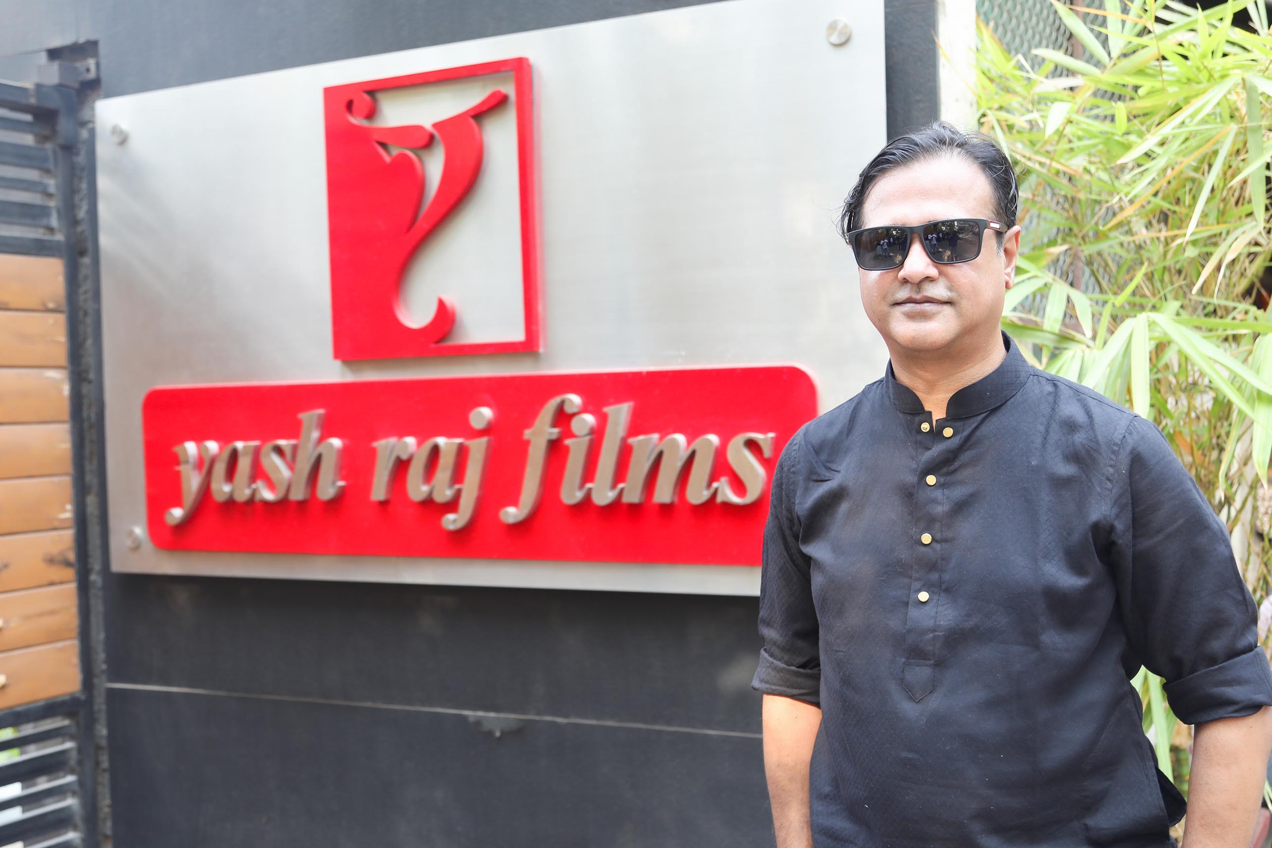 বলিউডের গানে অভিষেক হলো আসিফ আকবরের