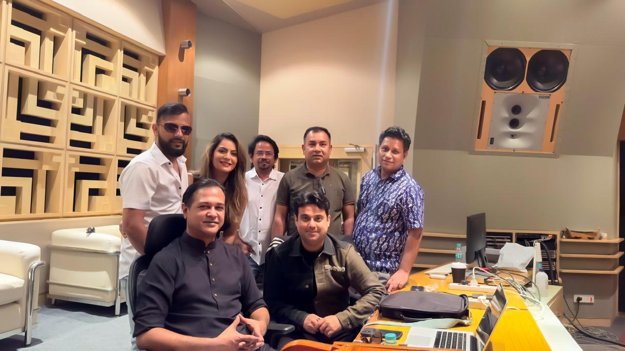 বলিউডের গানে অভিষেক হলো আসিফ আকবরের