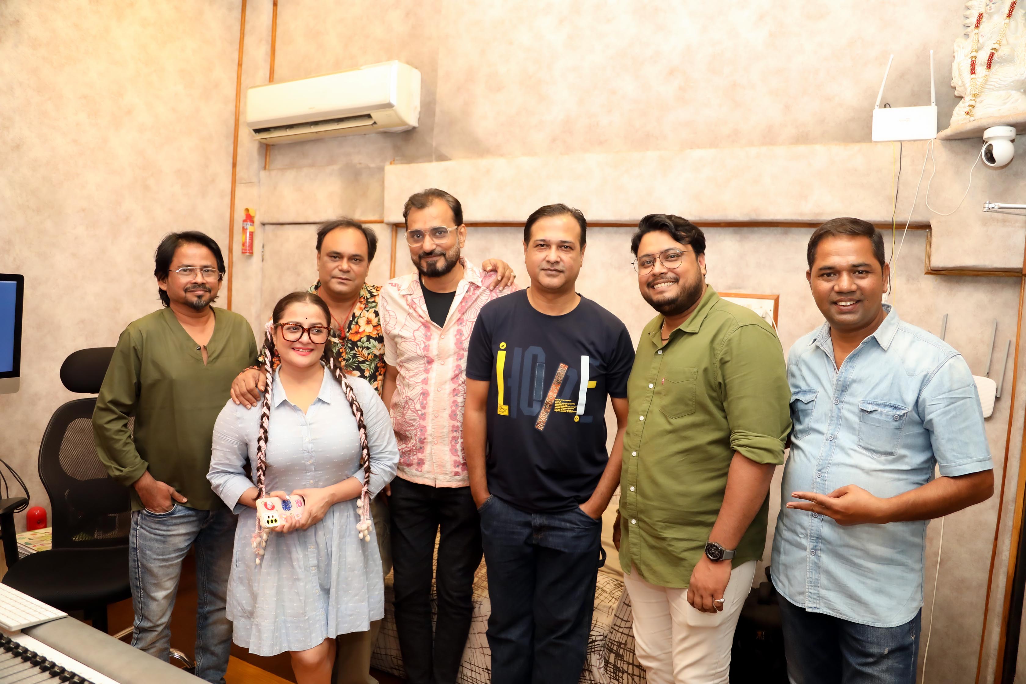 বলিউডের গানে অভিষেক হলো আসিফ আকবরের