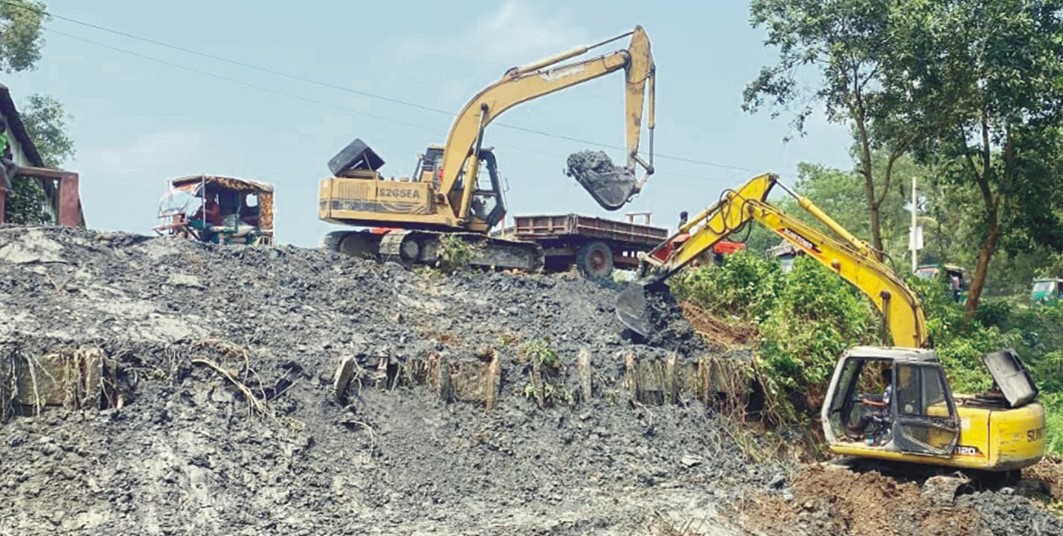  মুরাদনগরে খাল খননের নামে মাটি যাচ্ছে ইটভাটায়! 