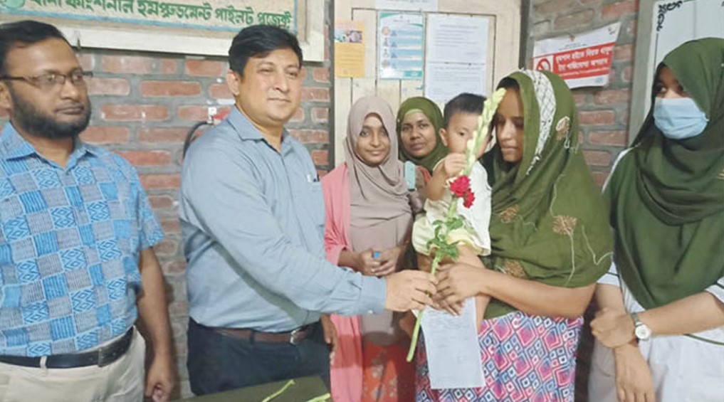  ব্রাহ্মণপাড়া উপজেলা স্বাস্থ্য কমপ্লেক্স রোগীরা ছাড়পত্রের সঙ্গে পাচ্ছেন ফুলের তোড়া