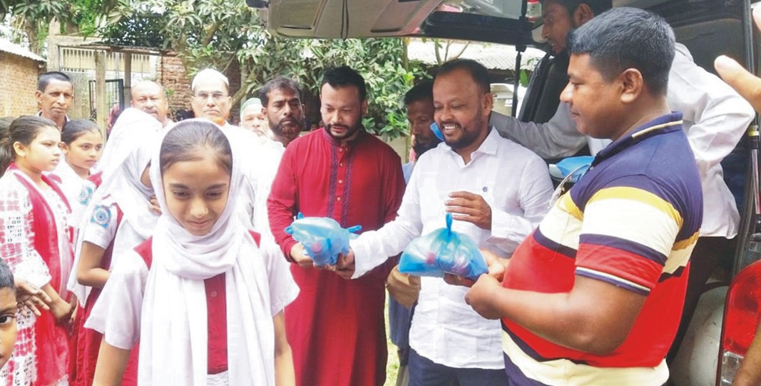  বুড়িচংয়ে শিক্ষার্থীদের মাঝে ‘লন্ডনী পরিবারের’ মিড ডে মিল বিতরণ 