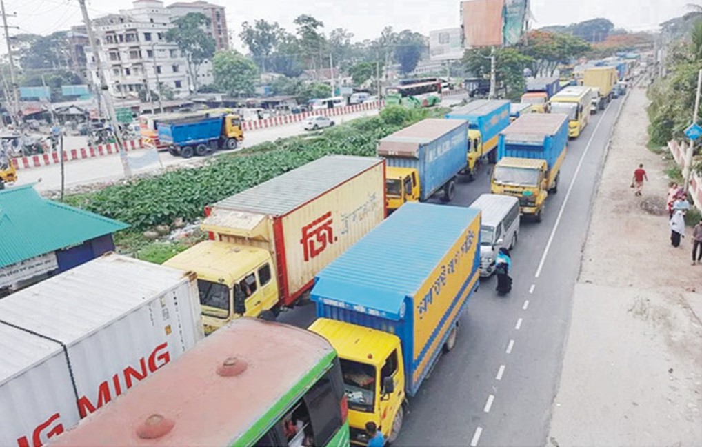   মহাসড়কে কুমিল্লা অংশে তীব্র যানজট; মানুষের ভোগান্তি 