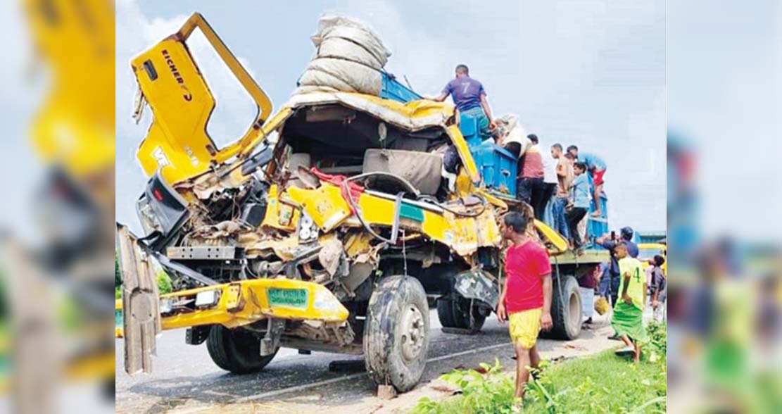  কুমিল্লায় গরুবোঝাই ট্রাক উল্টে ২ ব্যবসায়ী নিহত 