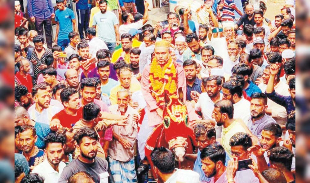  ঘোড়ায় চড়ে পরিষদে এসে দায়িত্ব গ্রহণ করলেন ব্রাহ্মণপাড়া উপজেলা চেয়ারম্যান অপি