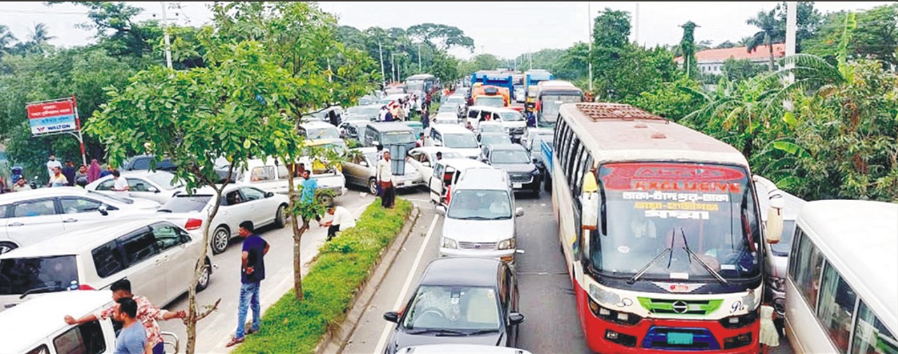  দাউদকান্দিতে ১০ কি.মি দীর্ঘ যানজট 