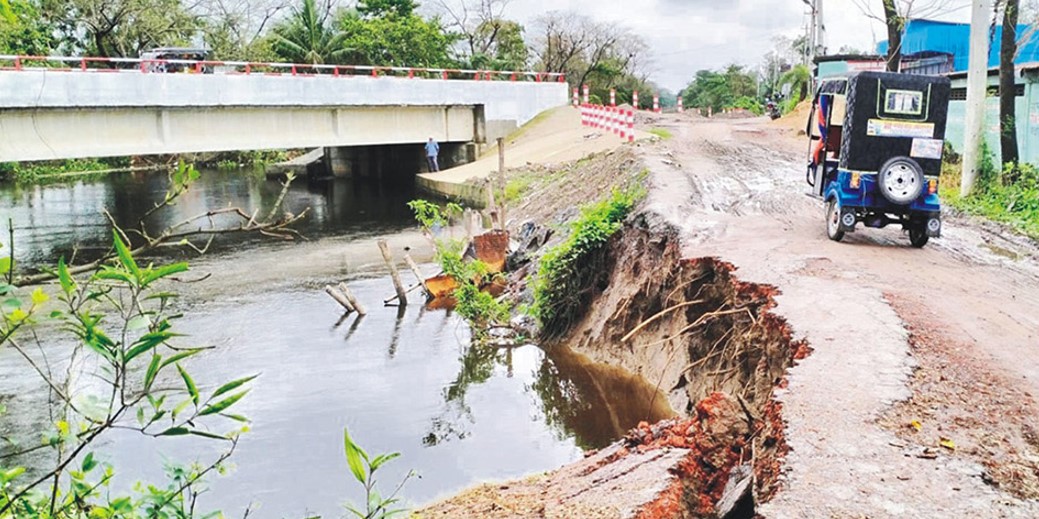     লাকসামে সওজের ব্রীজ ভাঙ্গছে এলজিইডির সড়ক! 