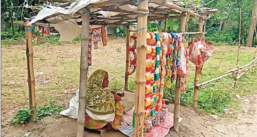  ছোট্ট টং দোকানের আয়ে রতন বেগমের জীবনযুদ্ধ 