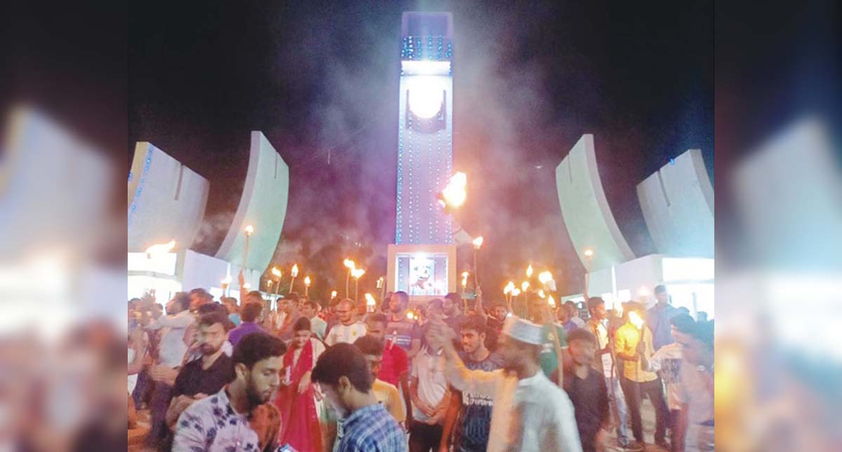  কুবিতে কোটা পুনর্বহালের প্রতিবাদে মশাল মিছিল 