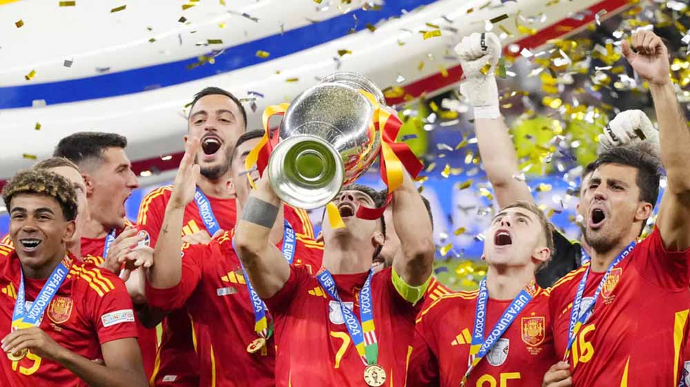  ইংল্যান্ডকে হারিয়ে ১২ বছর পর ইউরোপের মুকুট স্পেনের