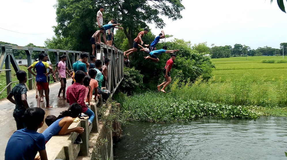 শৈশবের দূরন্তপনা