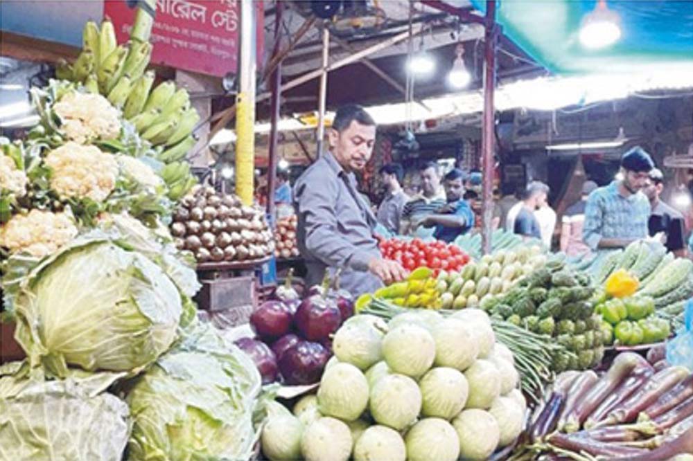  বাজারে ক্রেতা কম, সবজির দামও কম