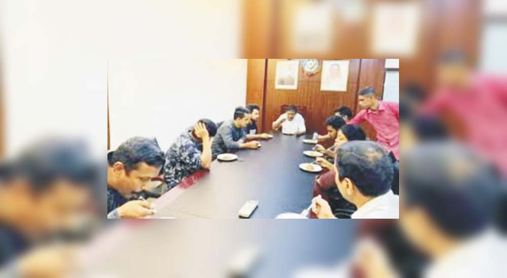 ডিবি অফিসে খাবার টেবিল  জাতির সঙ্গে মশকরা : হাই কোর্ট