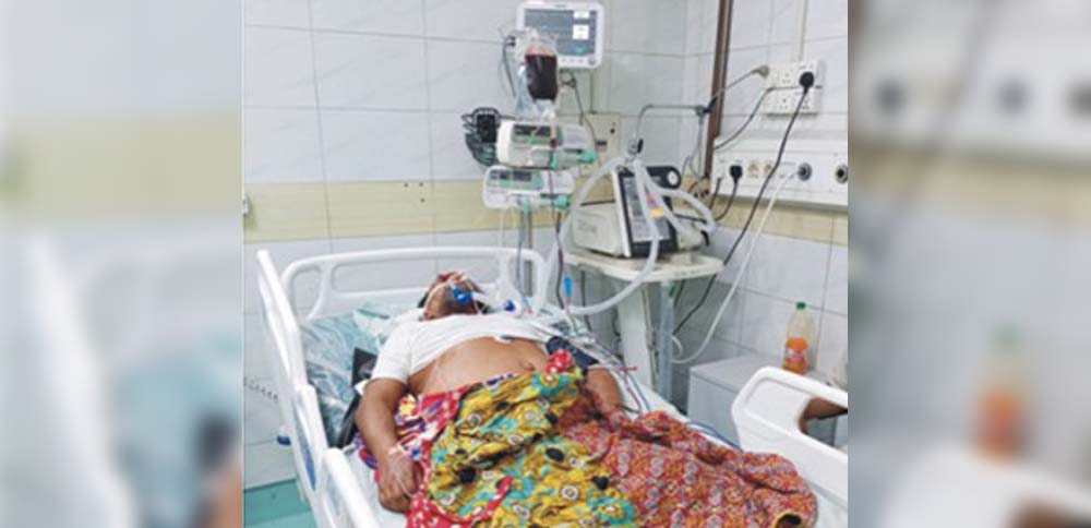  কুমিল্লায় হাসপাতালের  সাইনবোর্ড পড়ে আহত পথচারী আইসিইউতে