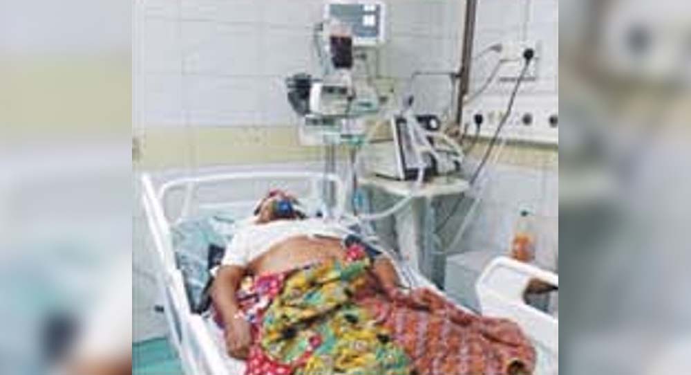 হাসপাতালের  সাইনবোর্ড পড়ে  আহত পথচারী  মারা গেছেন 