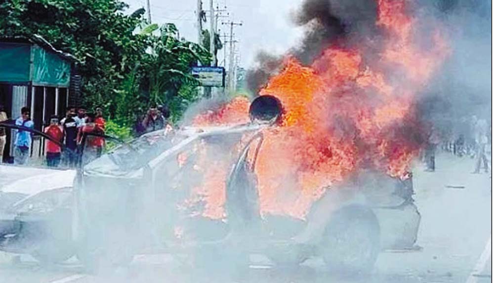  কুমিল্লায় কয়েকটি গাড়িতে আগুন, ভাংচুর