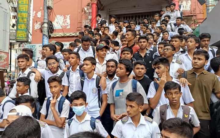 প্রধান শিক্ষকের পদত্যাগের দাবিতে কুমিল্লা মডার্ন হাই স্কুলের শিক্ষার্থীদের বিক্ষোভ মিছিল