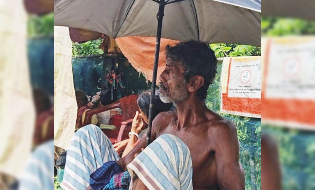   ‘সাতরাইয়া  কোন রকম জীবনডা  বাঁচাইছি’ 