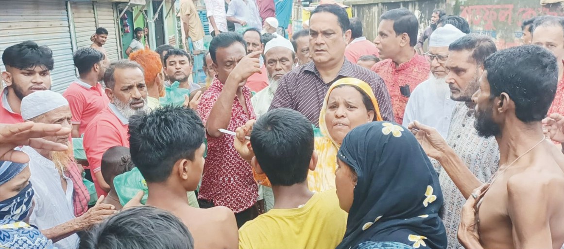   সাবেক মেয়র মনিরুল হক সাক্কুর উদ্যোগে খাদ্যসামগ্রী বিতরণ