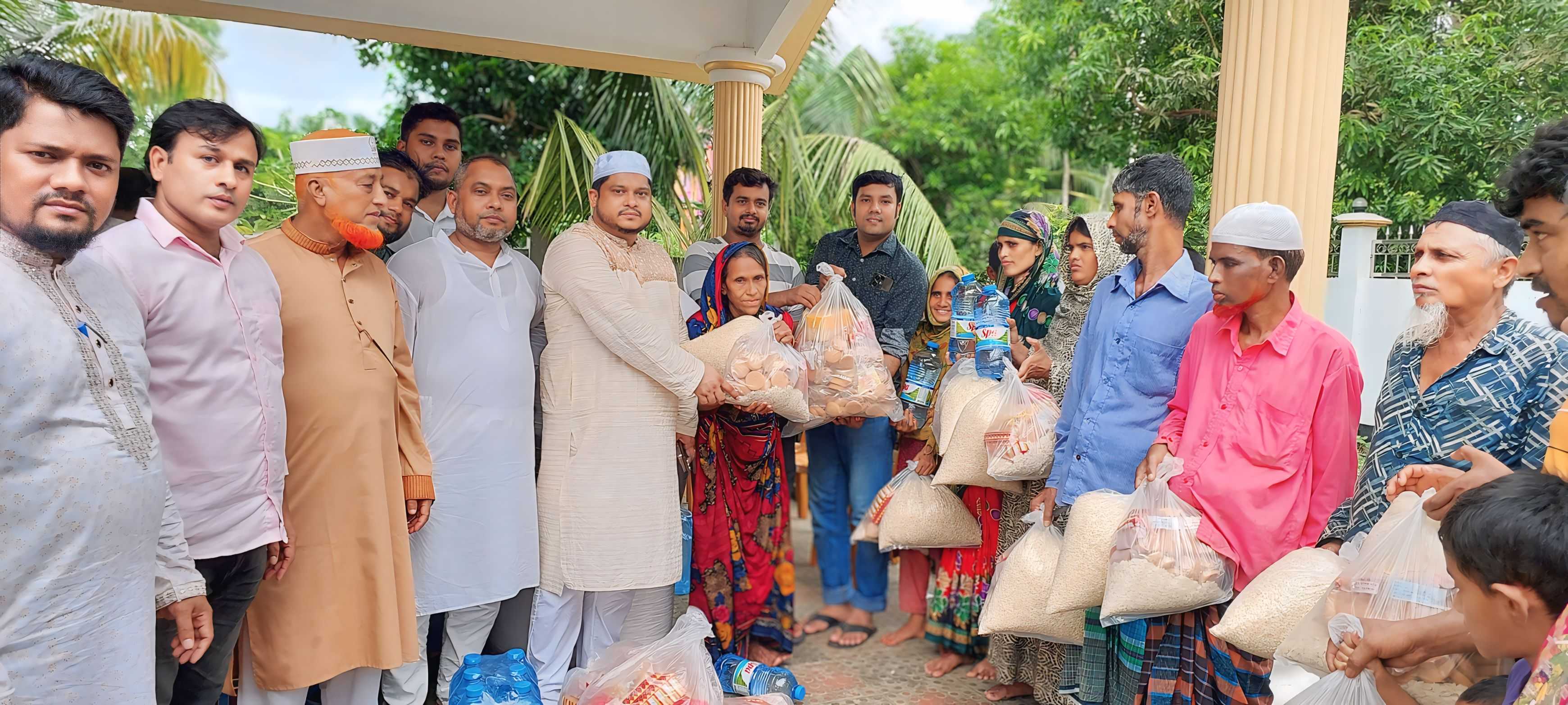 কুমিল্লার মনোহরগঞ্জ উন্নয়ন ফোরামের উদ্যোগে ১২শ' বন্যার্ত পরিবারের মাঝে ত্রাণ বিতরণ