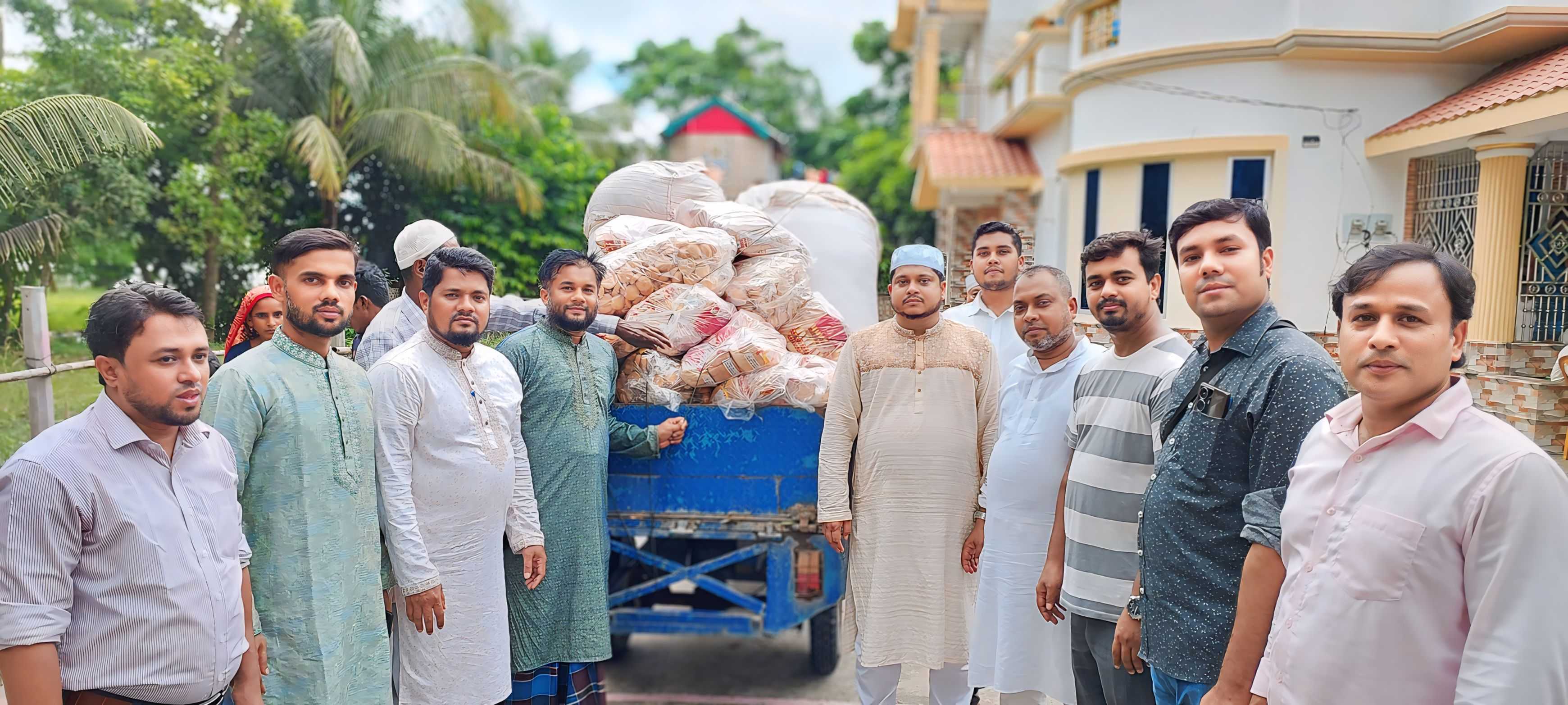 কুমিল্লার মনোহরগঞ্জ উন্নয়ন ফোরামের উদ্যোগে ১২শ' বন্যার্ত পরিবারের মাঝে ত্রাণ বিতরণ