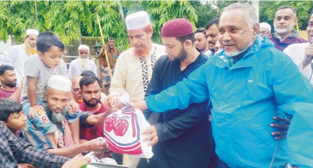 চৌদ্দগ্রামের বিভিন্ন এলাকায় ডা. তাহেরর ত্রাণ বিতরণ