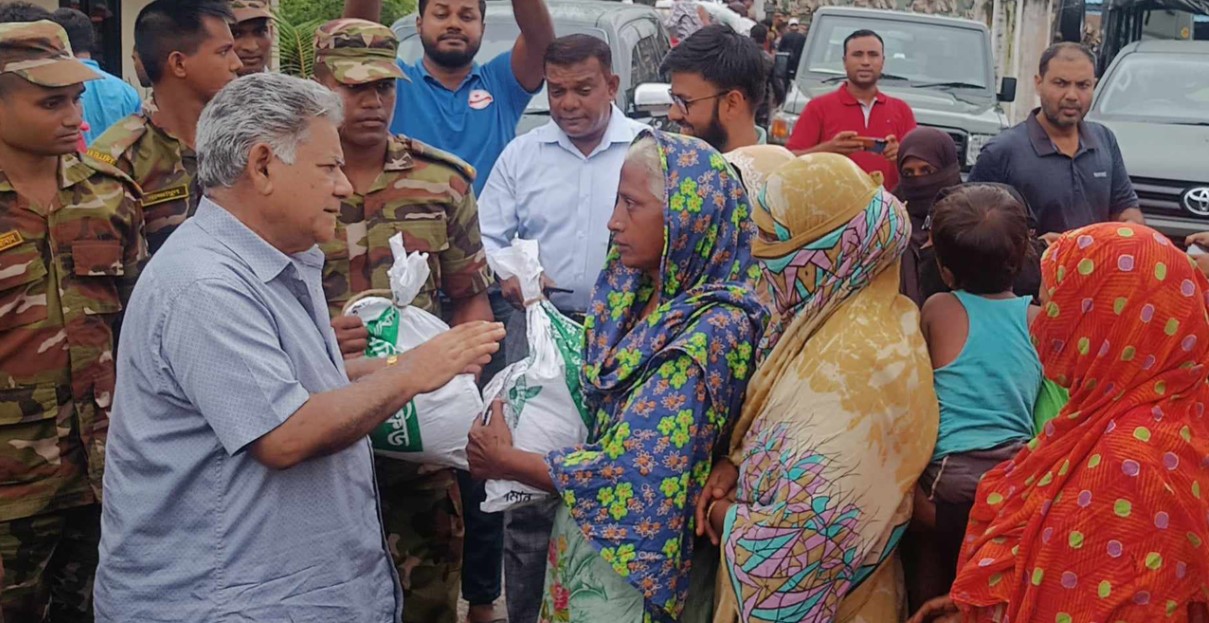 বন্যার্তদের দুর্ভোগ কমাতে সরকার অন্তর্বতী আন্তরিকভাবে কাজ করছে