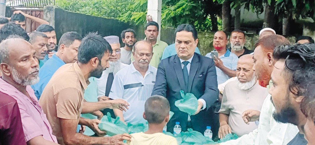 মনিরুল হক সাক্কুর পক্ষে পানিবন্দী মানুষের মাঝে খাদ্য বিতরণ