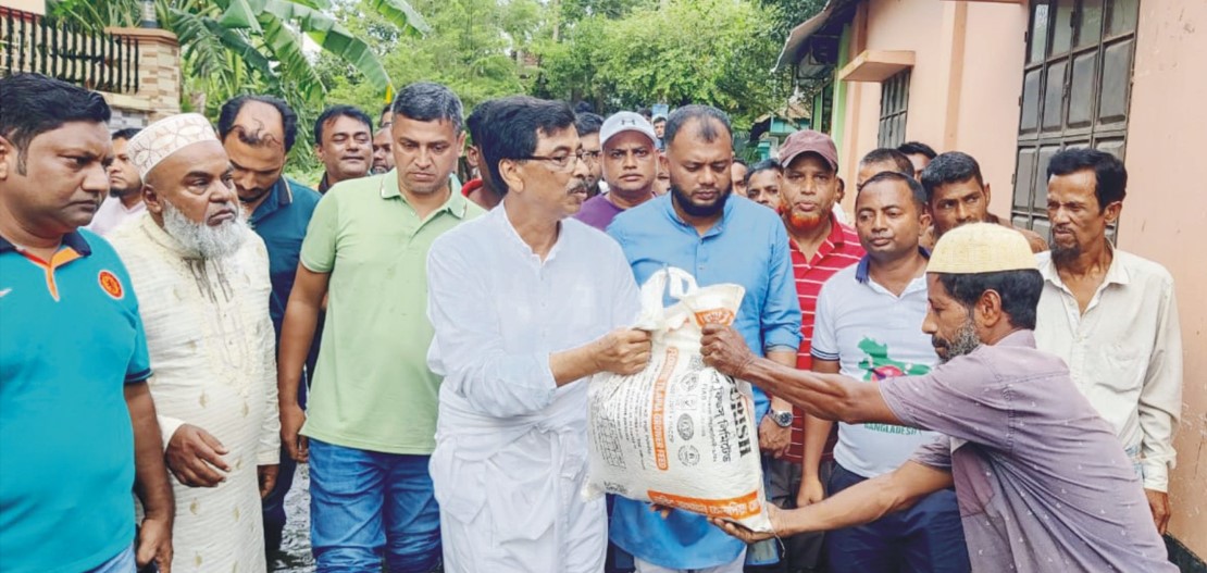  ২২নং ওয়ার্ডে  হাজী ইয়াছিনের ত্রাণ বিতরণ