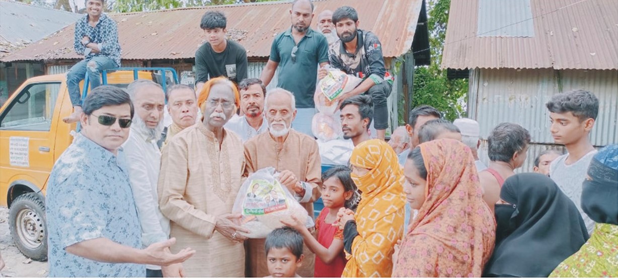   কুমিল্লায় বন্যার্তদের মাঝে জাতীয় পার্টির উদ্যোগে ত্রাণ বিতরণ