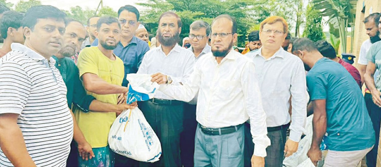  চৌদ্দগ্রামে জেএমআই গ্রুপের উদ্যোগে বন্যার্ত ১৫০০ পরিবারের মাঝে খাদ্য সামগ্রী বিতরণ