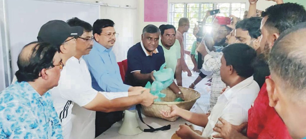 বন্যার্ত মানুষের পাশে থাকার নর্দেশ দিয়েছেন  খালেদা জিয়া ও তারেক রহমান 