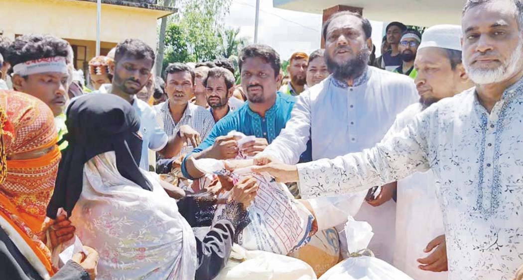  চৌদ্দগ্রামে মানুষের মাঝে উপহার সামগ্রী  বিতরণ করেছে জামায়াত ইসলামী