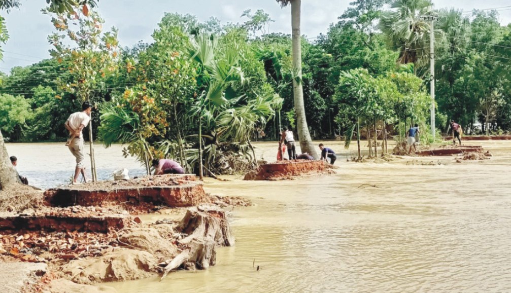 কুমিল্লায় ভেসে উঠছে বন্যার ক্ষত 