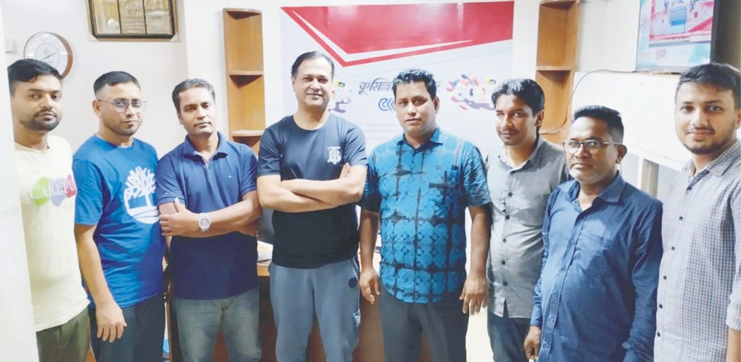   কুমিল্লার কাগজ  অফিস পরিদর্শনে আসিফ আকবর