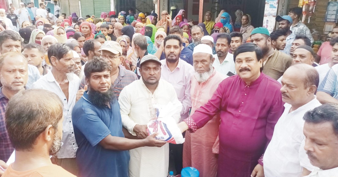   মনিরুল হক সাক্কুর  উদ্যোগে বন্যার্তদের উপহার বিতরণ