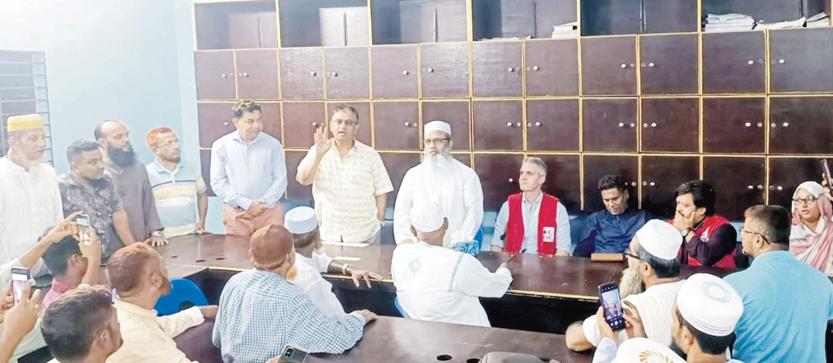   চৌদ্দগ্রামে রেড ক্রিসেন্ট  সোসাইটিরচেয়ারম্যানের বন্যা কবলিত এলাকা পরিদর্শন ও ত্রাণ বিতরণ