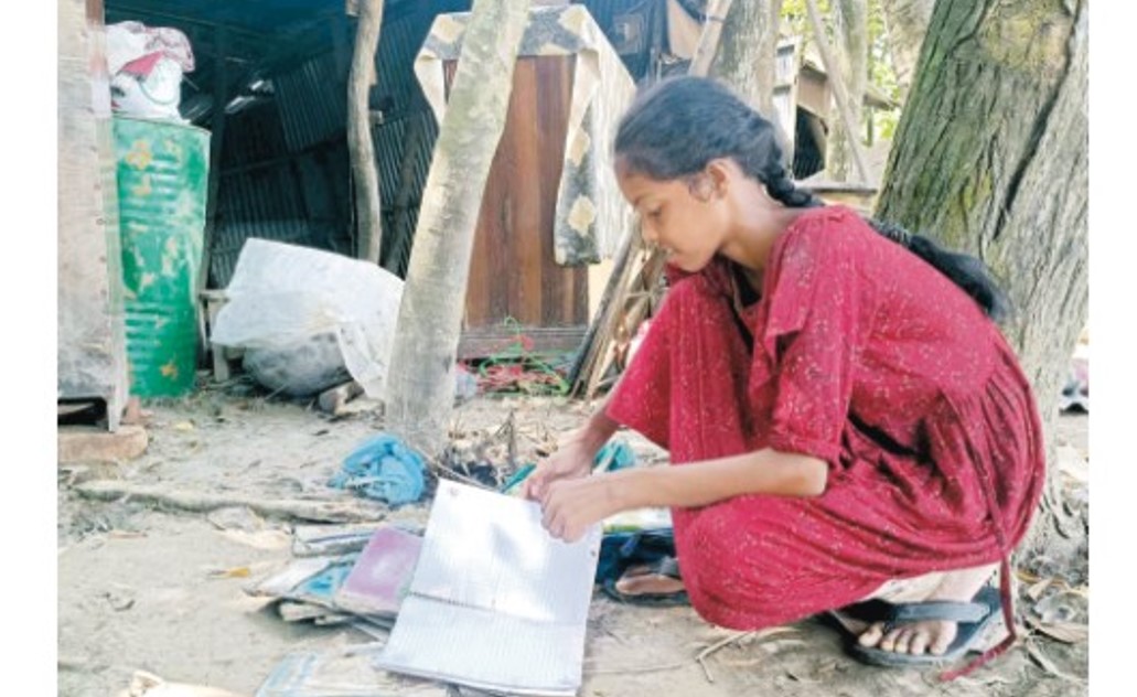   কুমিল্লার বন্যায় বই-খাতা হারিয়েছে হাজারো শিক্ষার্থী