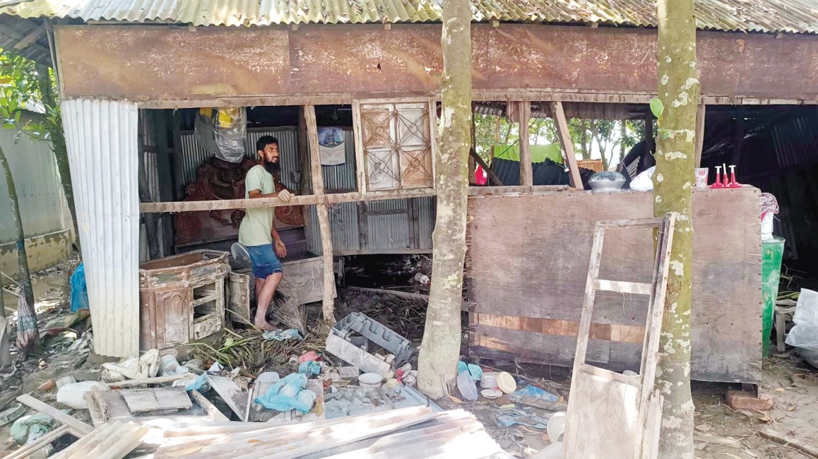 কুমিল্লায় ঘরবাড়ি হারিয়ে দিশেহারা মানুষ 