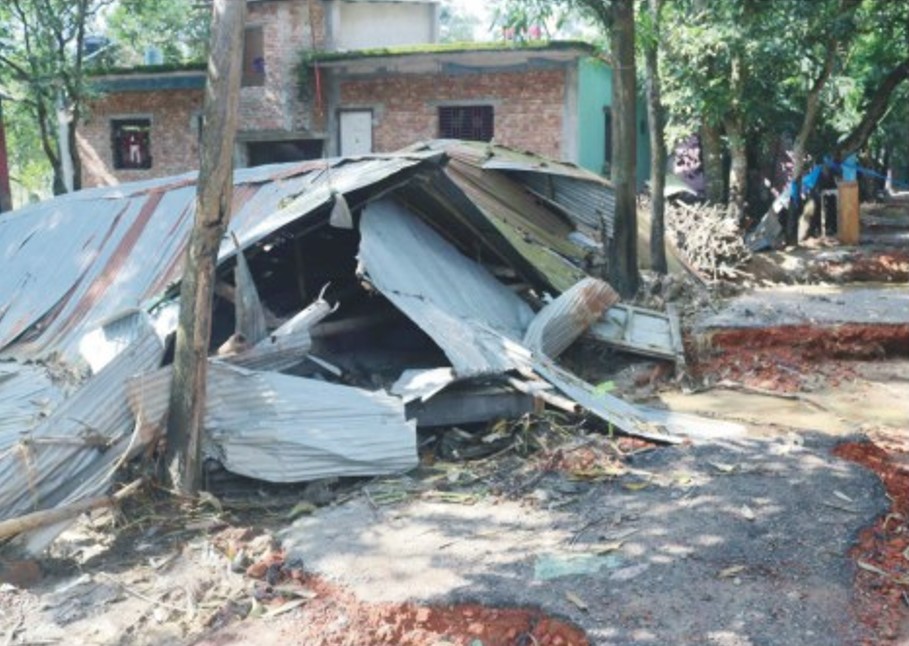 কুমিল্লায় ঘরবাড়ি হারিয়ে দিশেহারা মানুষ 