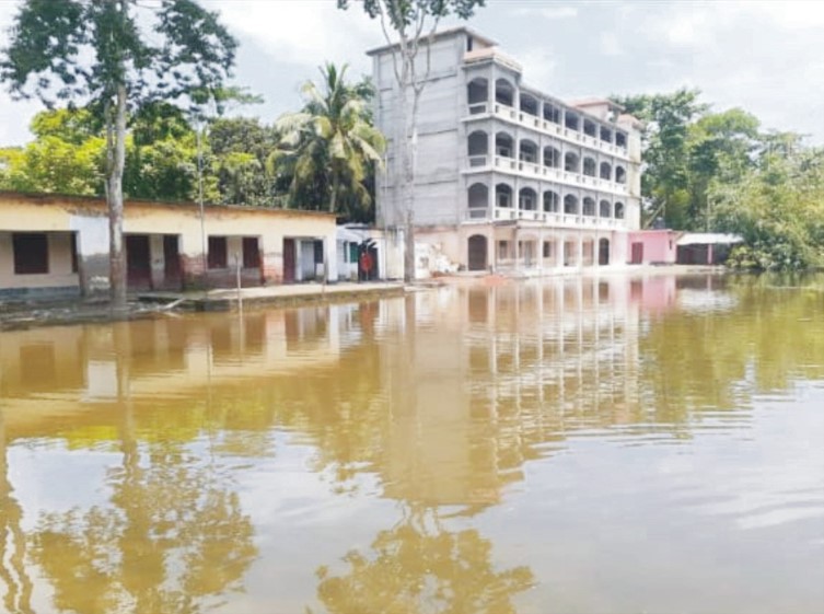   বিদ্যালয়টি এখনো হাঁটু  পানির নীচে 