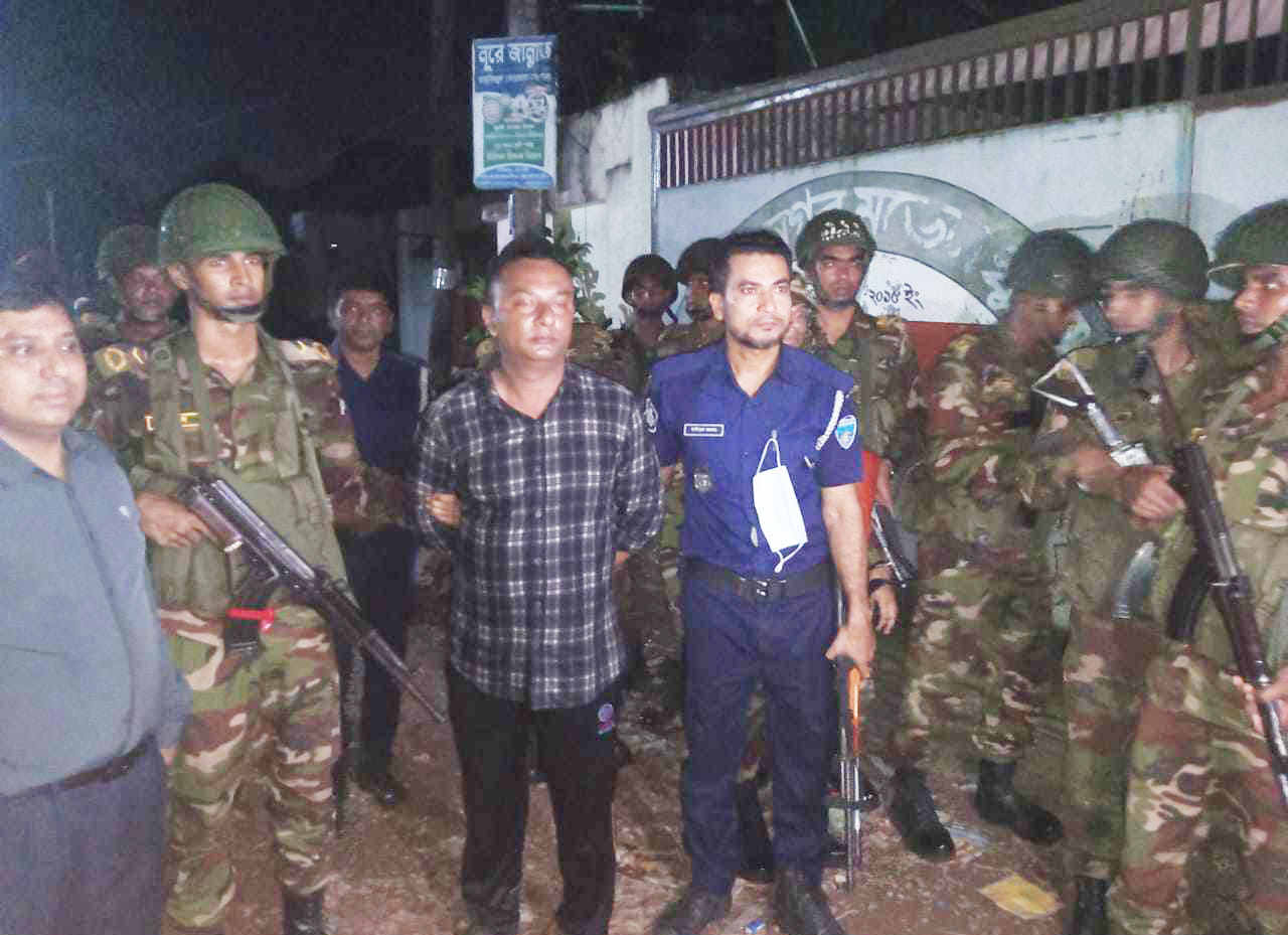 কুমিল্লায় সেনানিবাস এলাকায় অস্ত্রবাজি।। যৌথ বাহিনীর অভিযানে গ্রেপ্তার আওয়ামীলীগ নেতা 