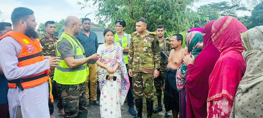 মনোহরগঞ্জে বন্যার্তদের জন্য উপজেলা প্রশাসন ও সেনাবাহিনীর মানবিক কার্যক্রম