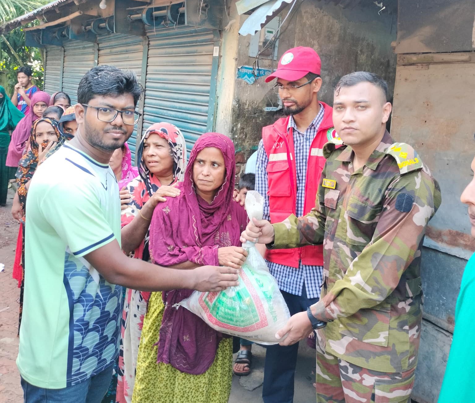 মনোহরগঞ্জে বন্যার্তদের জন্য উপজেলা প্রশাসন ও সেনাবাহিনীর মানবিক কার্যক্রম