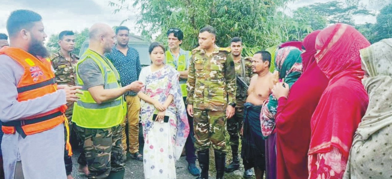   মনোহরগঞ্জে বন্যার্তদের জন্য  উপজেলা প্রশাসন ও  সেনাবাহিনীর মানবিক কার্যক্রম 