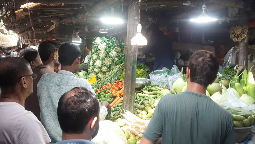 বাজারে সবজির দাম বাড়তি, অজুহাত বৃষ্টি-বন্যার