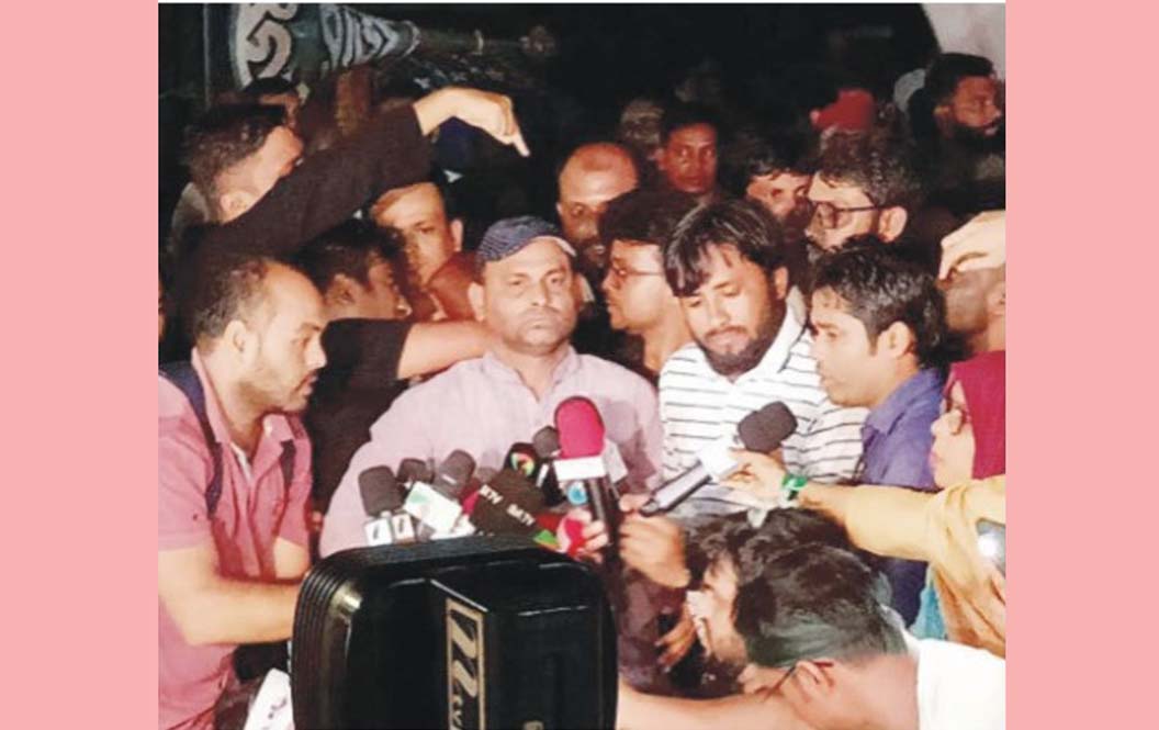  চাকরির বয়স ৩৫ দাবি আন্দোলনকারীদের প্রধান উপদেষ্টার  আশ্বাস , মঙ্গলবার বৈঠক